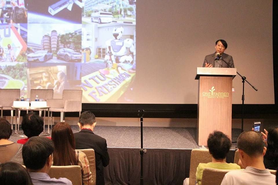 Moderating a panel discussion with Ministry of Trade and Industry, Enterprise Singapore, Infocomm Development Authority and Association of SME
